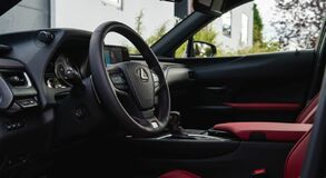 LEXUS UX: A KÜLSŐ VONALVEZETÉSE RAGAD MAGÁVAL, DE A BELSEJE EJT RABUL